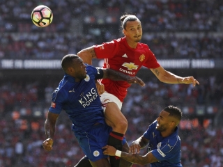 Ibrahimovic phô diễn tuyệt kỹ đánh đầu