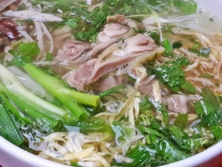 Ăn một bát phở, người Việt dễ "chết" vì quá mặn