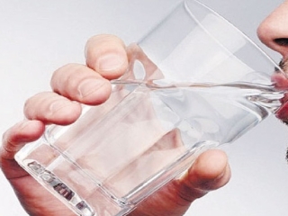 Tác dụng tuyệt vời của việc uống một cốc nước sau khi ngủ dậy