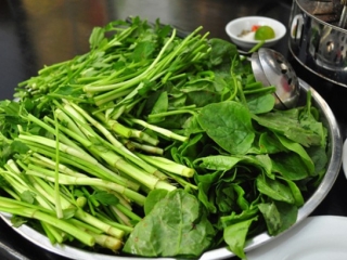 Nguy cơ do ăn rau cần nhúng tái