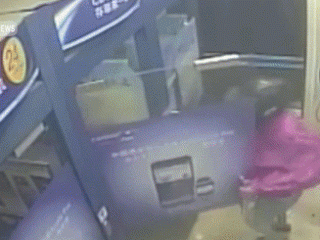 Cô gái trẻ hồn vía lên mây khi bị cướp xồ vào uy hiếp tại cây ATM