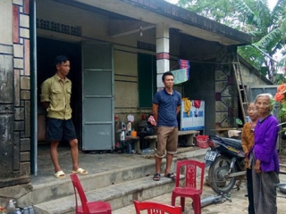 Đoàn cứu trợ ra khỏi nhà dân, thôn đến thu lại tiền hỗ trợ