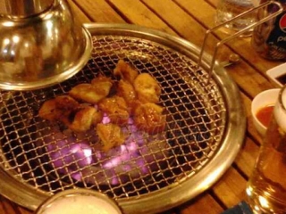 Uống bia cùng thịt nướng: Sướng miệng, khổ dạ dày